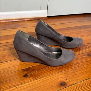 ⭐️3/$25⭐️ Chinese Laundry Velvet Wedge Pumps